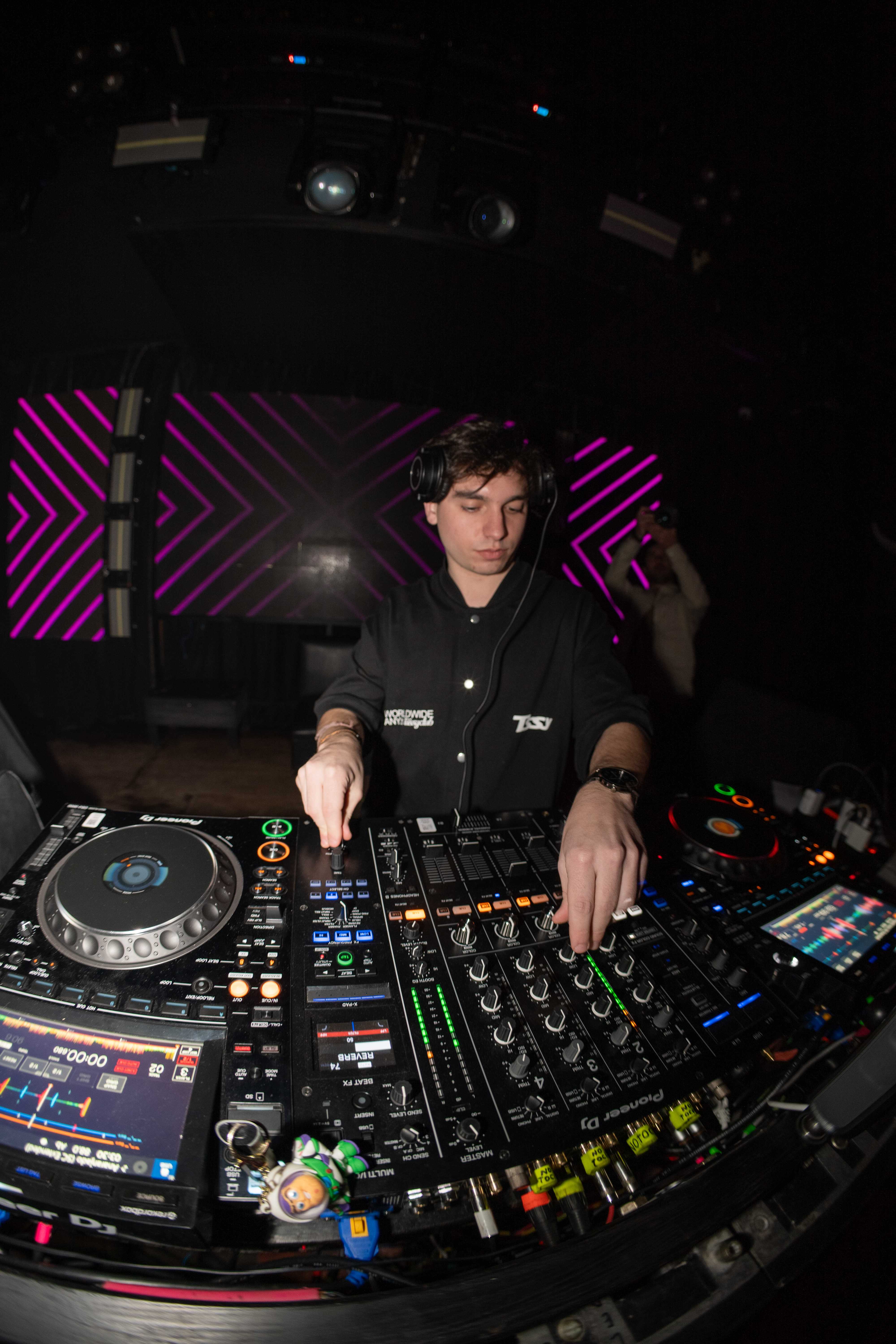 DJ Mateo Miranda en acción