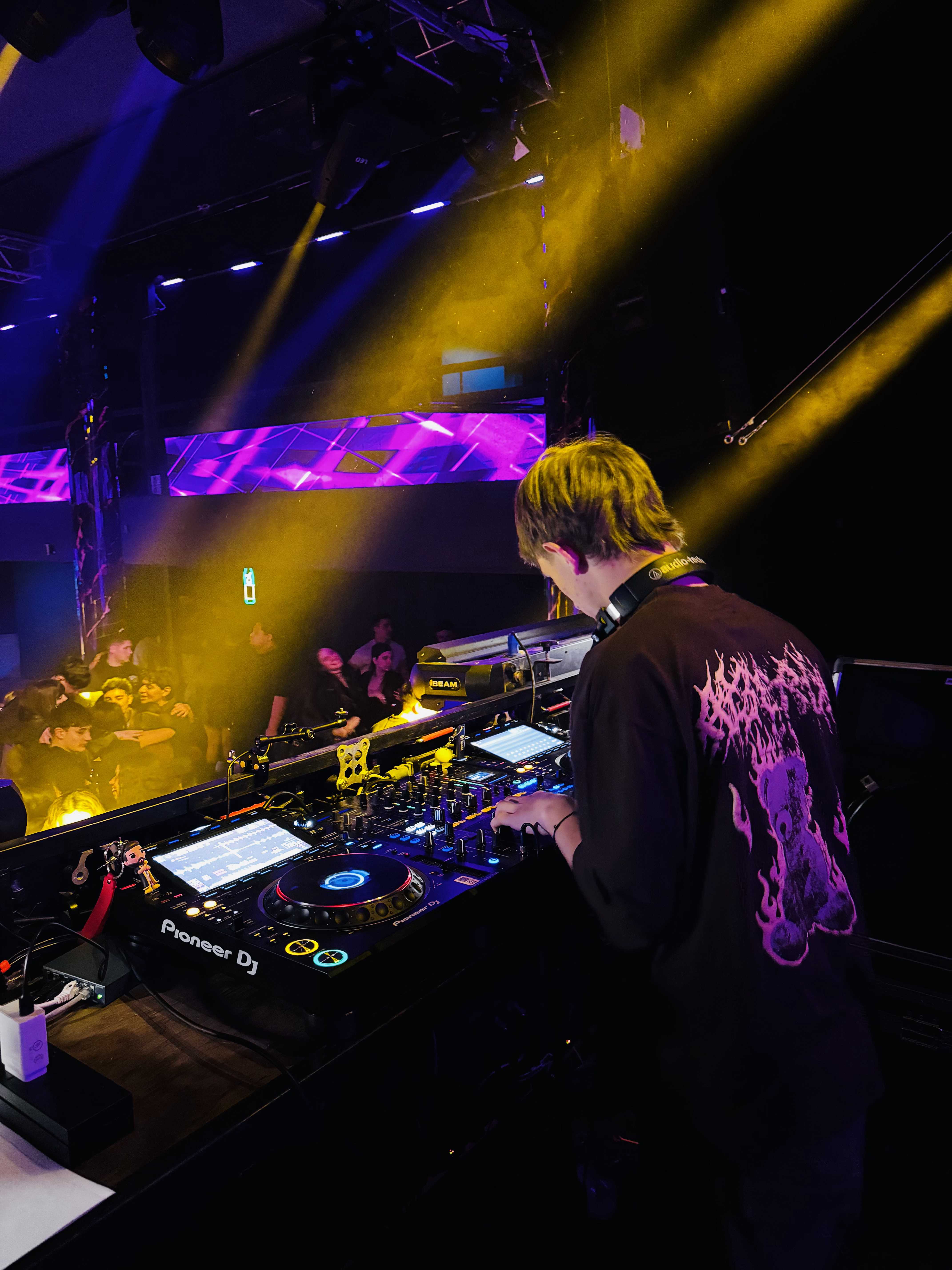 DJ Valentino Miranda en acción